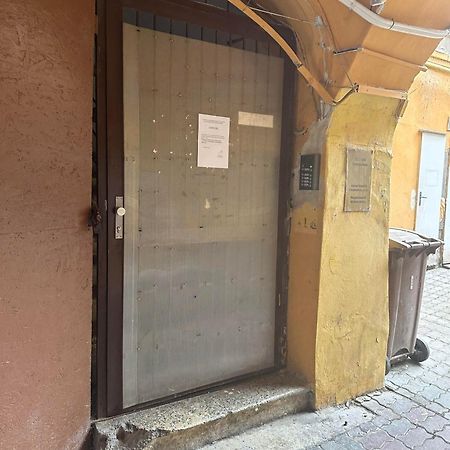 A Private Room In City Center In Bratislava Ngoại thất bức ảnh